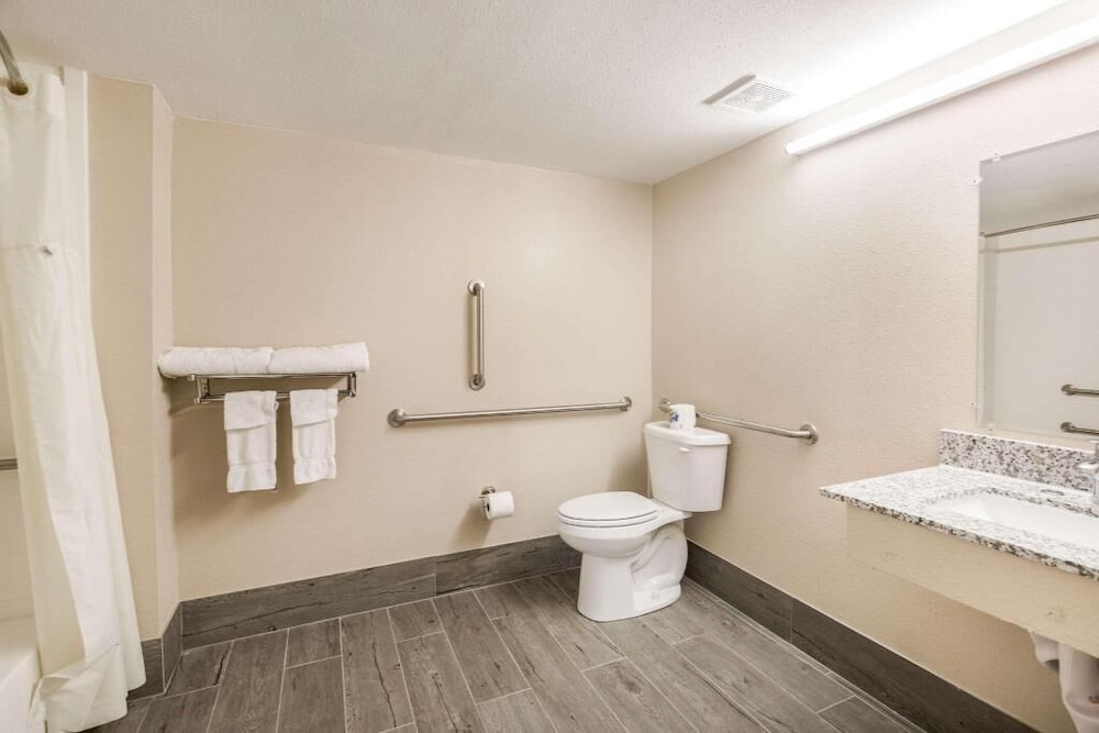 Rodeway Inn & Suites Stroudsburg Poconos - photo 17