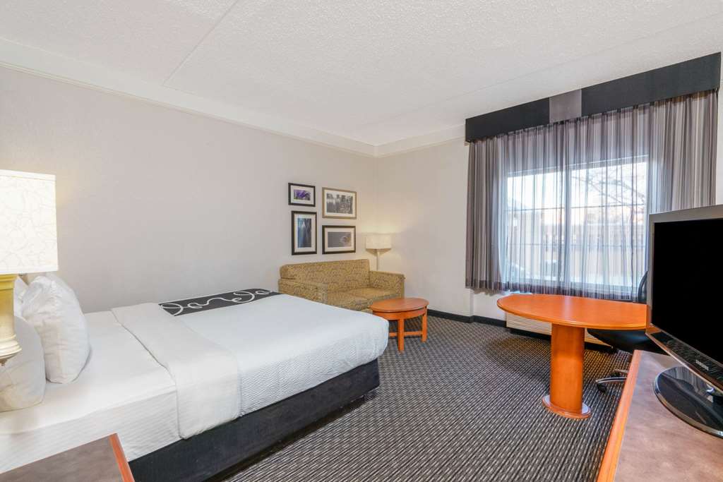 La Quinta Inn & Suites by Wyndham Pueblo - photo 50