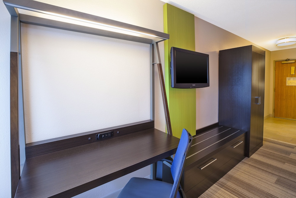 Holiday Inn Express Hotel & Suites Chicago Midway Airport by IHG - photo 8