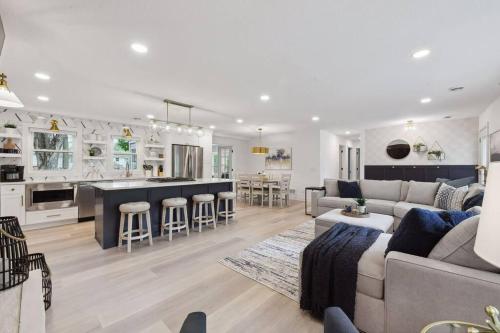Luxury 1800sq Ft Home Sleeps 8 20748648 — Minnetonka