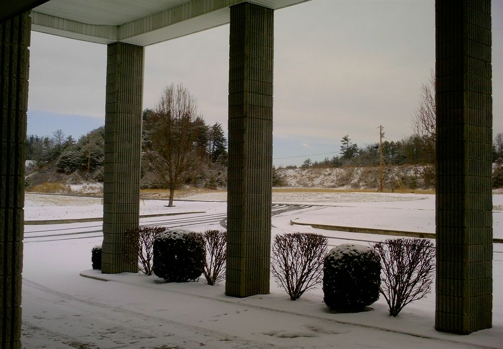 Campton Parkway Inn - photo 34