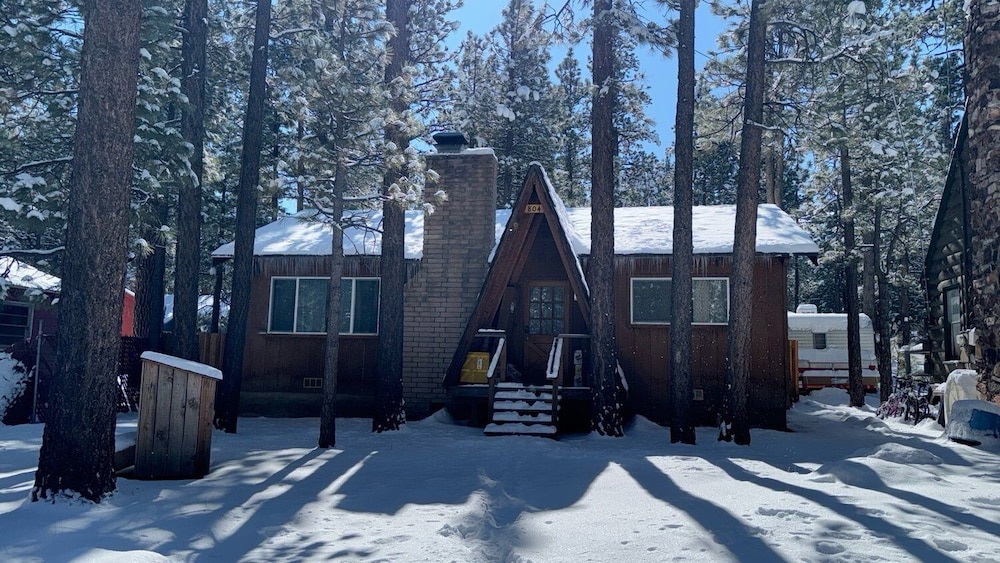 Babe Cave - carbon neutral hotel in Big Bear City