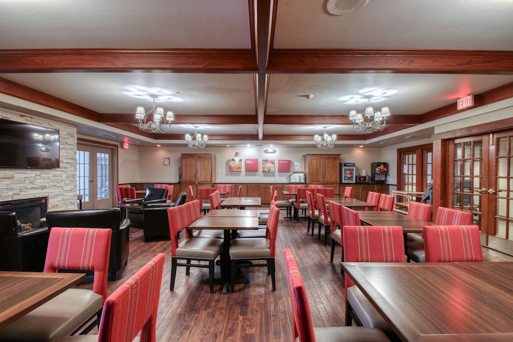 Comfort Suites Milwaukee Airport - photo 57