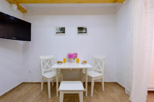Leona Apartments