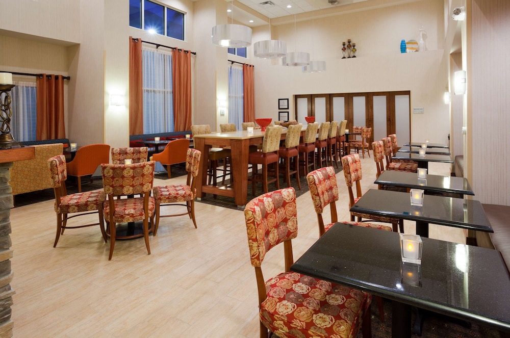 Hampton Inn & Suites Minot Airport - photo 25