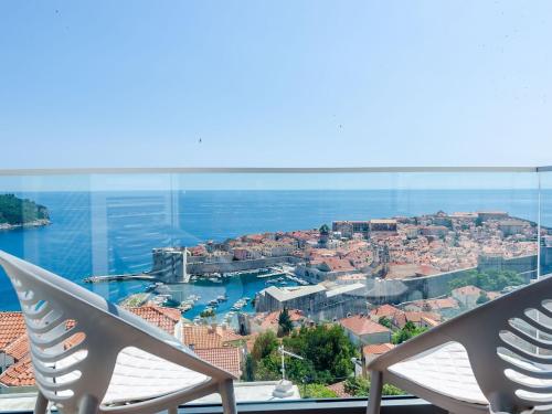 Apartments Isabora Comfort Three Bedroom Apartment with Balcony and Sea View Second Floor