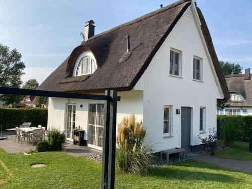 Reethaus Lise Familienfreundlich mit Strandkorb Kamin und Bollerwagen 12 Gehminuten zum längsten Strand Rügens in Glowe, Germany