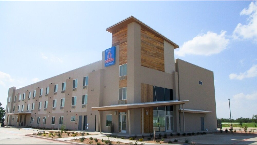 Days Inn & Suites by Wyndham Colorado City I 20 - carbon neutral hotel in Yuma