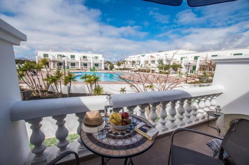 Apartment Paraiso III Pool & Sea view good Wifi Residence Loma Verde — 4-Star Luxury Hotel in Puerto Del Carmen, Spain