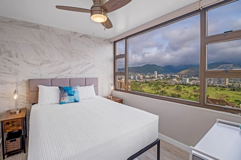 Newly Remodeled 30th Floor Suite with EPIC Mountain Views by Koko Resort Vacation Rentals - photo 3