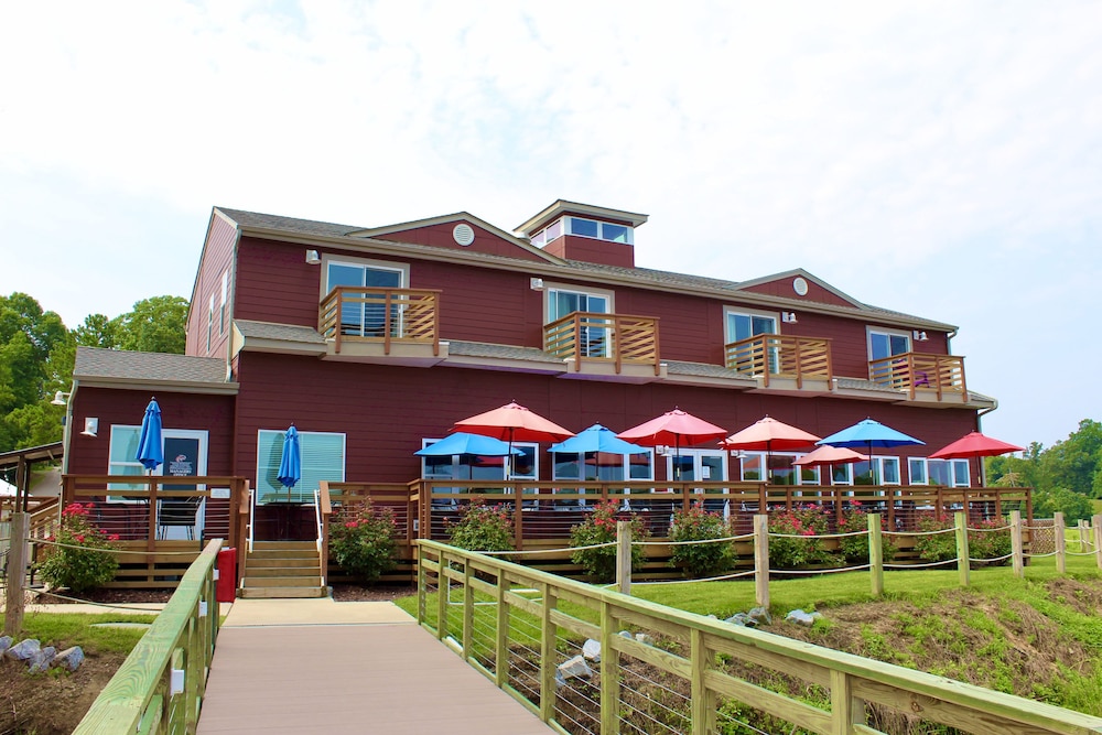 Surry Seafood Company — hotel in Surry