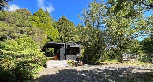 The Divvy Hut Raglan Retreat in Raglan, New Zealand