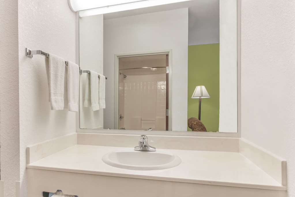 Super 8 by Wyndham Hillsboro TX - photo 7