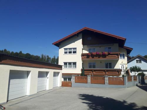 Apartment Hüttner — 4-Star Luxury Hotel in Gmunden, Austria