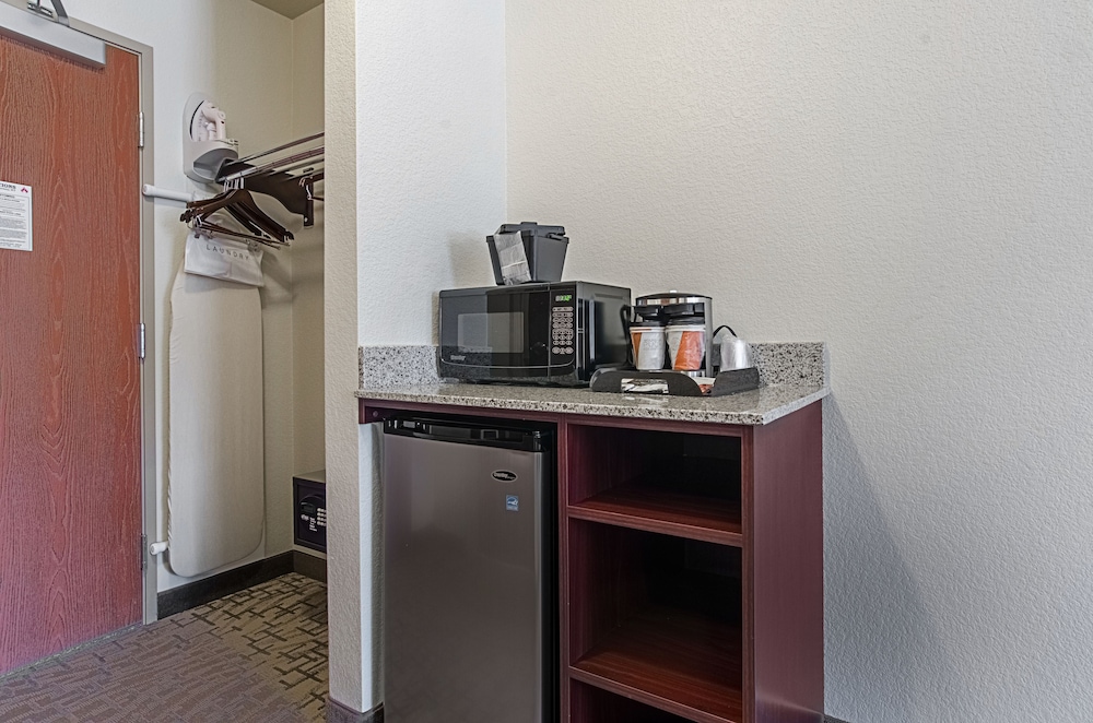 Cobblestone Inn & Suites Guernsey - photo 3