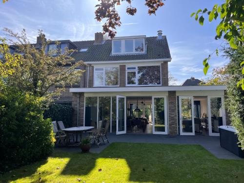 Villa Cosy Central Incl Jacuzzi Near Trainstation Beach And City 20282736 — Heemstede
