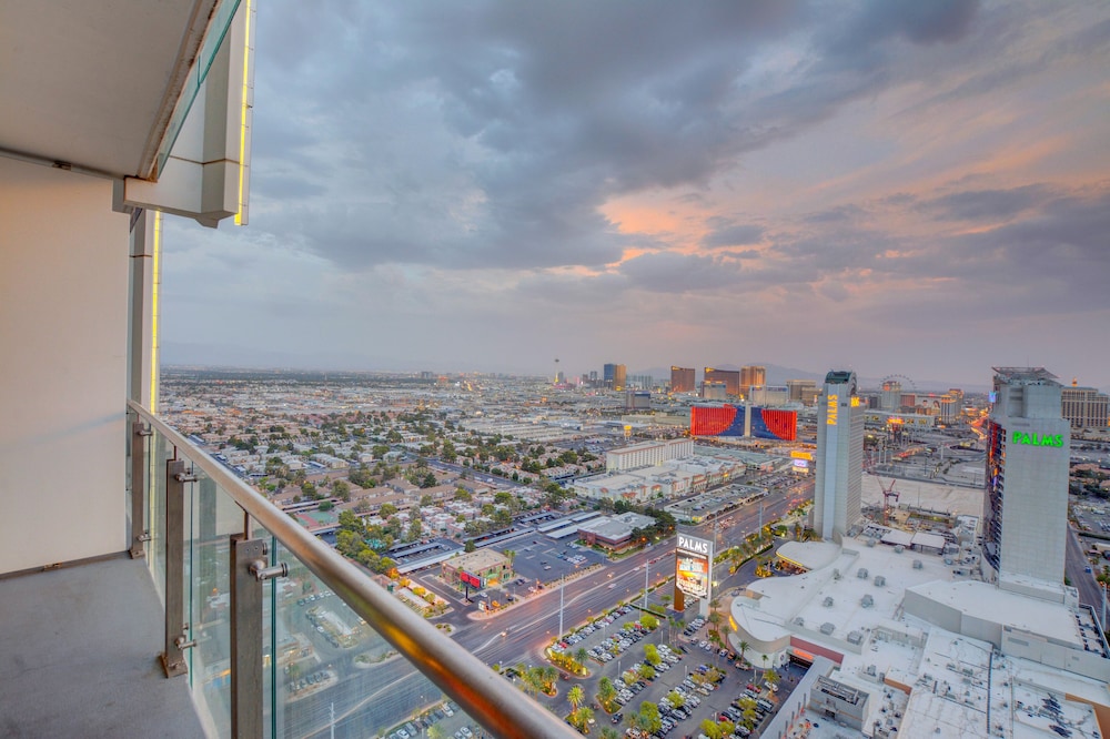 Luxury Suites at the Palms - photo 28
