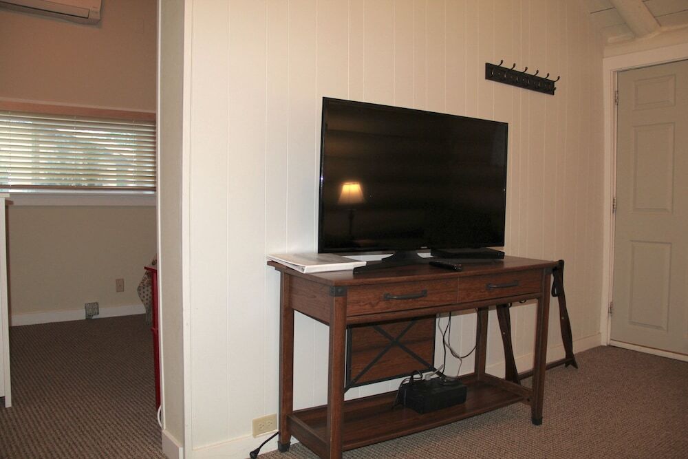 Yellowstone Hot Springs Resort - photo 40