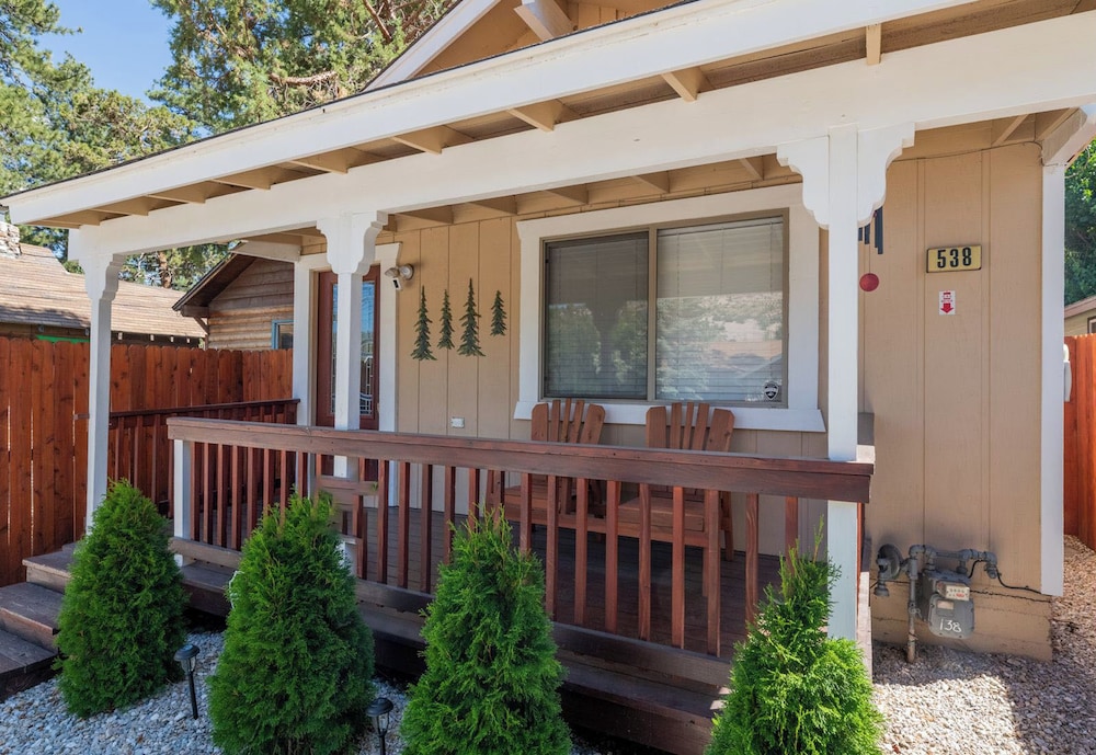Cabin Chic — 4-Star Luxury Hotel in Big Bear City, United States