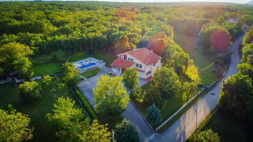 Holiday home 'Old oak' with pool garden with fresh vegetables and private forrest — 4-Star Luxury Hotel in Imotski, Croatia