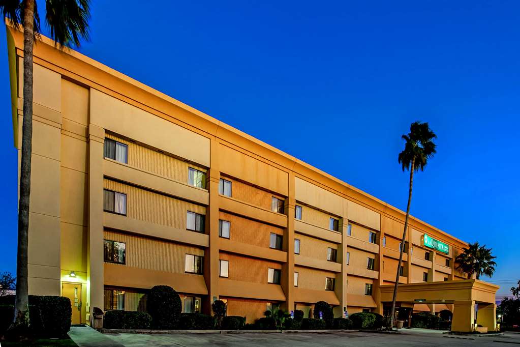 La Quinta Inn & Suites by Wyndham Houston Baytown East - photo 4