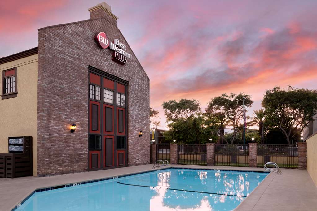 Best Western Plus Raffles Inn & Suites - photo 6