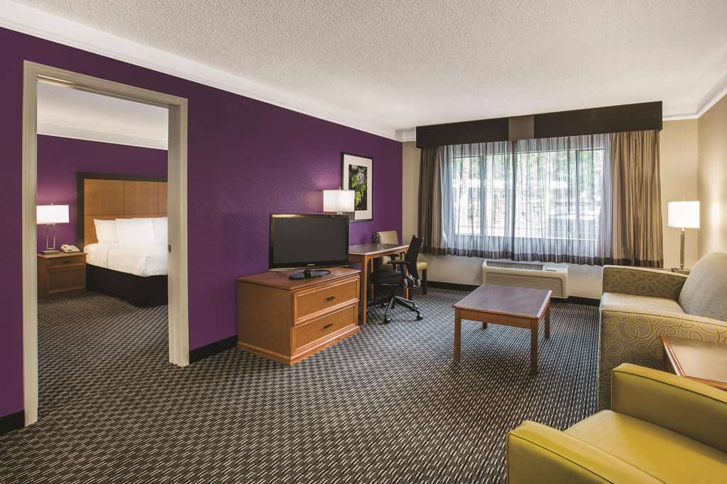 Howard Johnson by Wyndham Sacramento Downtown - photo 38