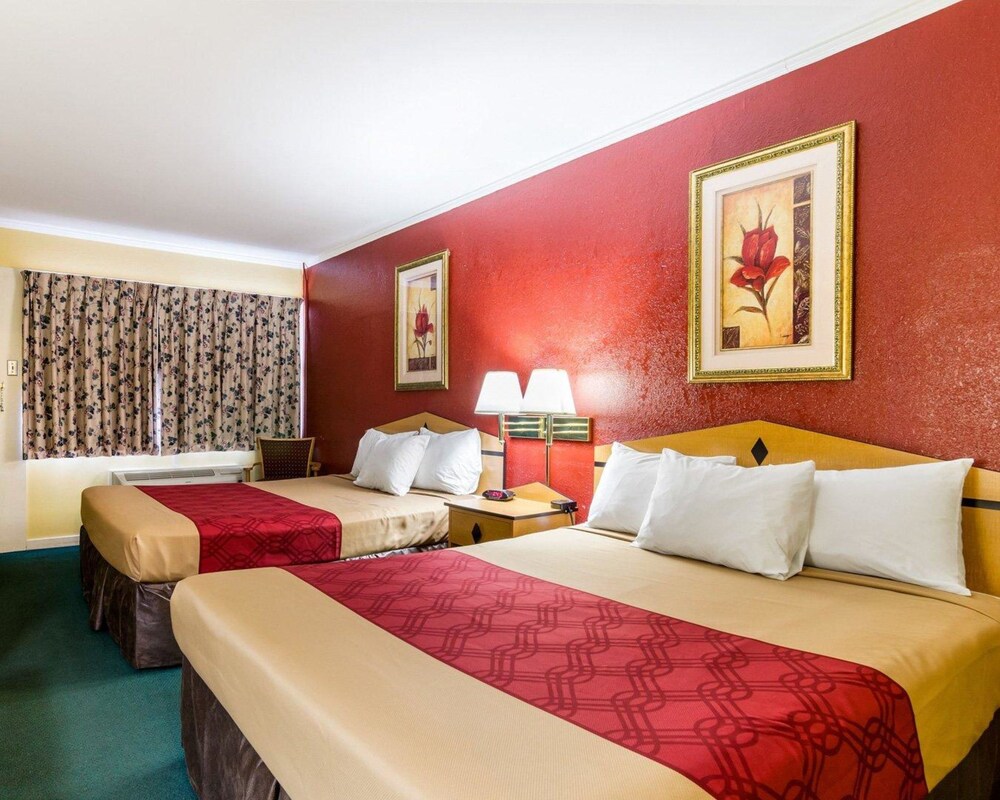 Econo Lodge Topeka Blvd. - photo 20