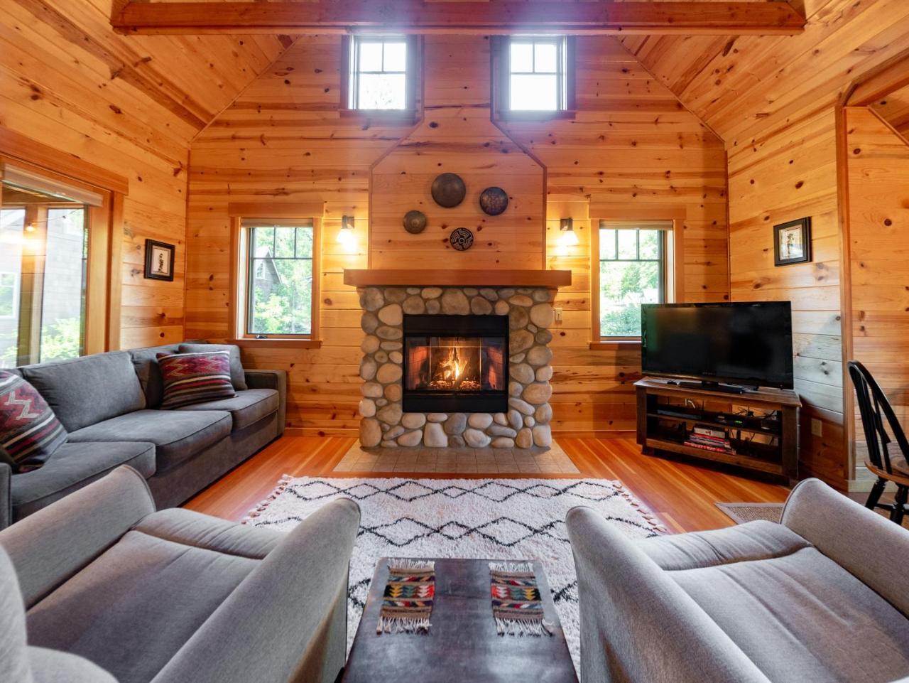 On the River Wooded Bliss Cabin Near Loloma — 4-Star Luxury Hotel in Crete, United States
