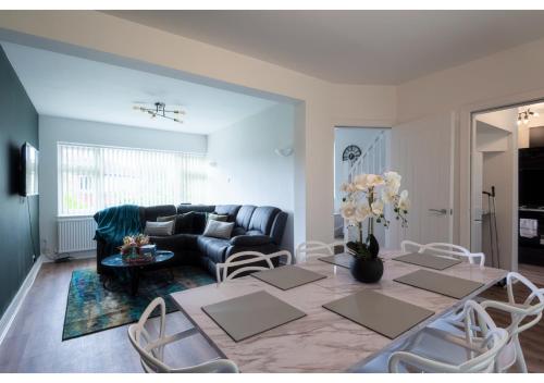 Cozy 3 BD House Perfect for Large Group of 6 in Manchester, United Kingdom