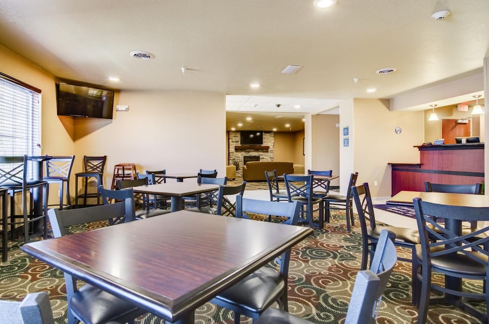 Castle Rock Inn & Suites - photo 45
