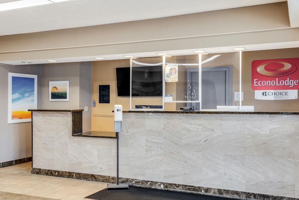 Econo Lodge Whitehall near Michigan's Adventure - photo 3