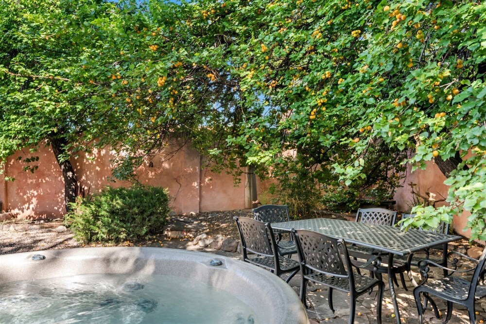 Amor Historic Adobe in the Heart of The Railyard and Downtown Santa Fe Hot Tub - photo 29
