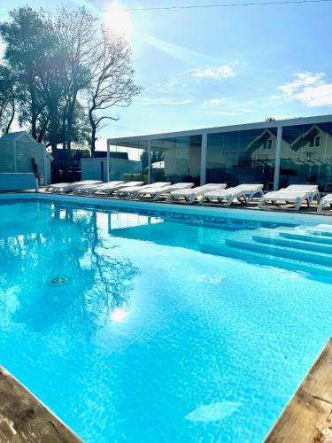 DESTINO wakacyjne domki dwa podgrzewane baseny drink bar in Mielno, Poland