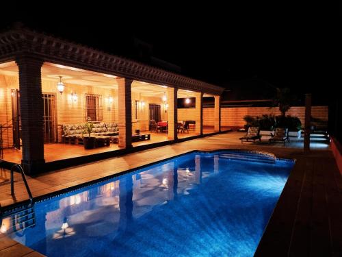 Villa El Rosal del Pozo Piscina y BBQ junto a Puy Du Fou — 4-Star Luxury Hotel in Layos, Spain