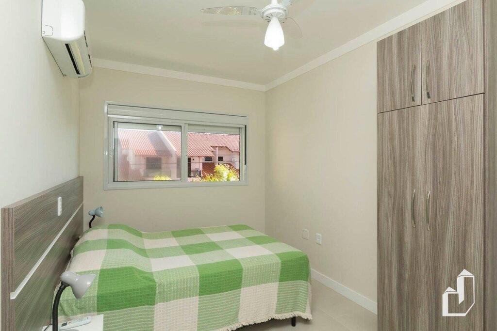 Apartamento com 03 dormitórios meia quadra do mar