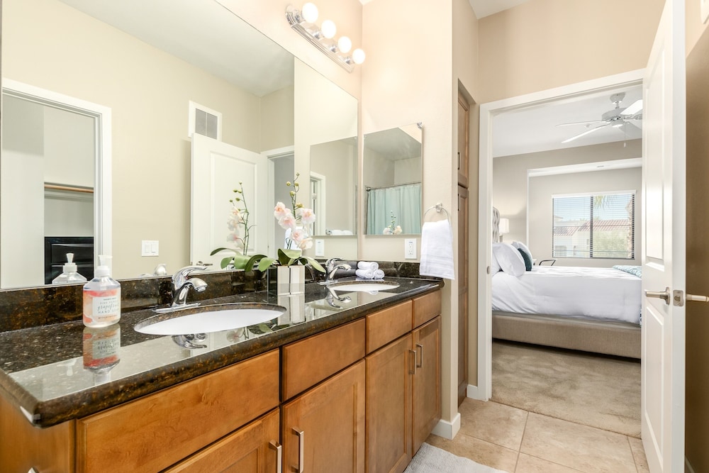 Luxury Condo in Ocotillo Dining Resort Pool Spa Gym and More Walk to Everything by RedAwning Chandler — hotel in Chandler
