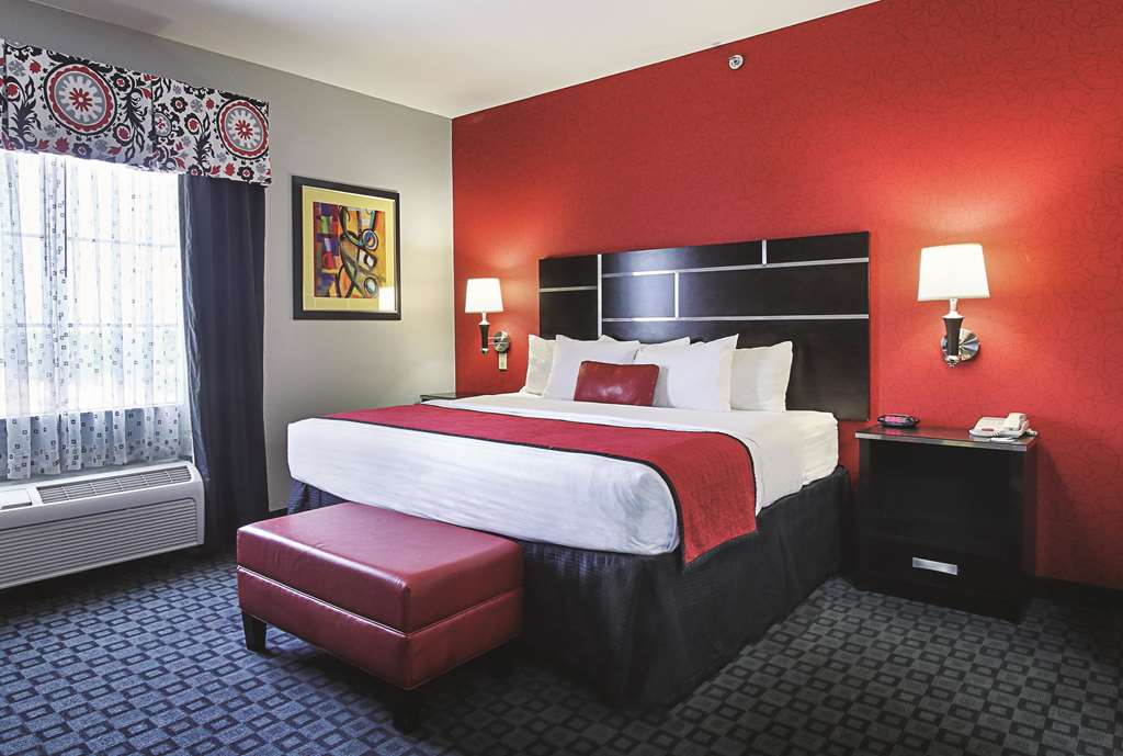 La Quinta Inn & Suites by Wyndham Dallas Hutchins - photo 27