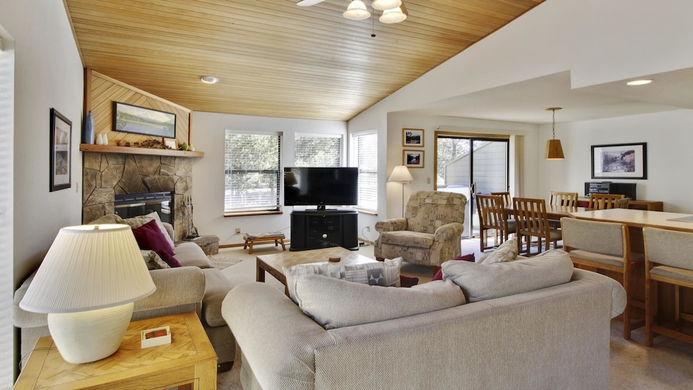 Fairway Village 32 — 4-Star Luxury Hotel in Sunriver, United States
