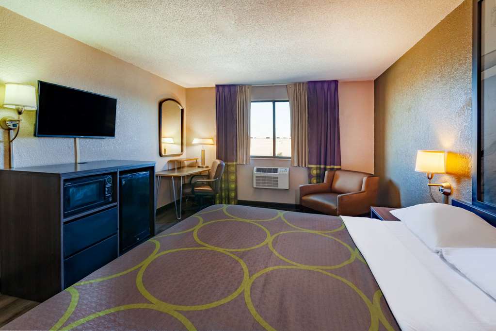 Super 8 by Wyndham Roseville Detroit Area - photo 11