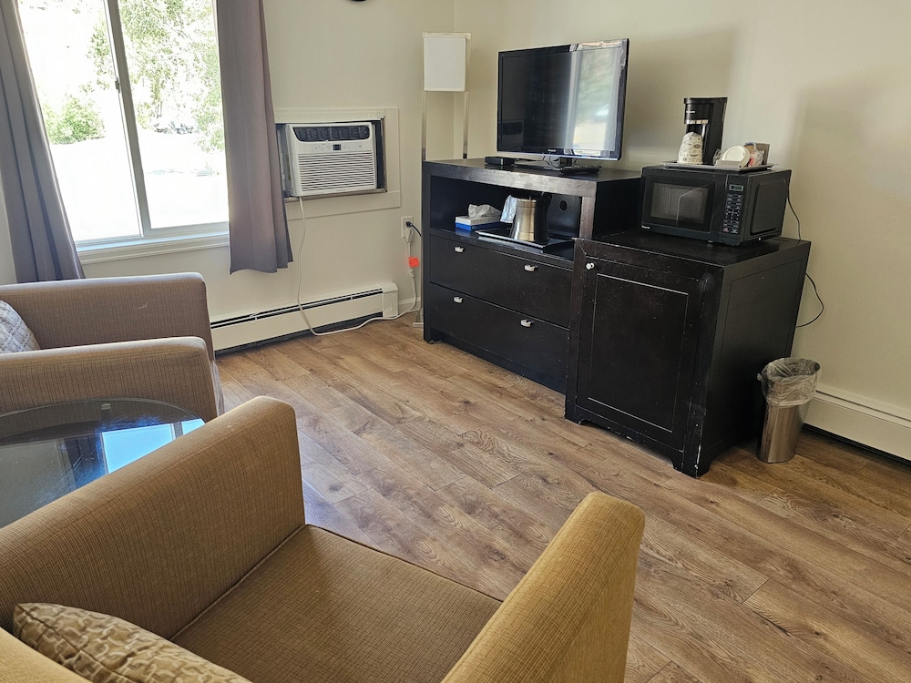 H & H Motor Lodge - photo 14