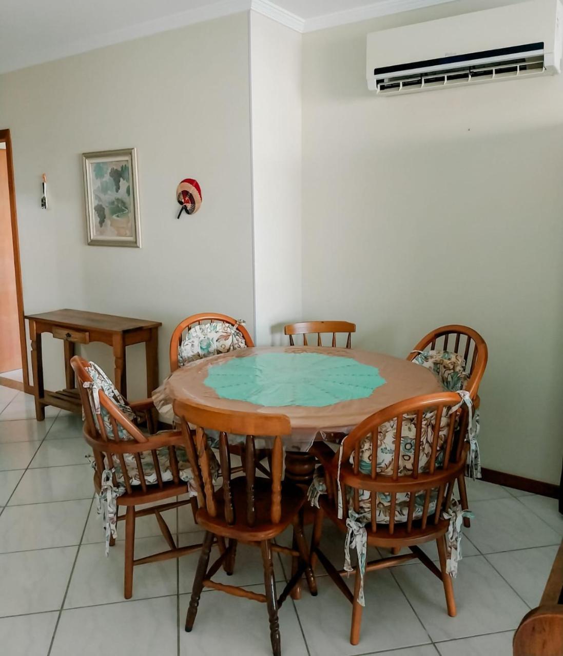 SOLAR DE BOMBAS 3 quartos a 280m da praia c roupa de cama Sacada com Churrasqueira climatizado 10 min a pé da passarela do Ribeiro e acesso a Praia de Bombinhas 5 min a pé de supermercados Até 8 pessoas ideal p famílias grupos crianças