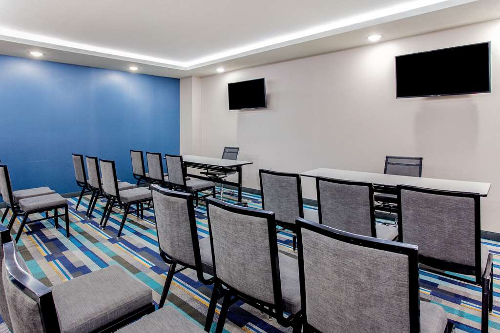 La Quinta Inn & Suites by Wyndham San Antonio Alamo City - photo 26