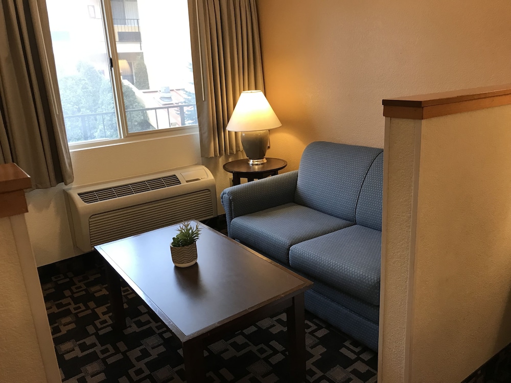 MorningGlory Inn & Suites - photo 9