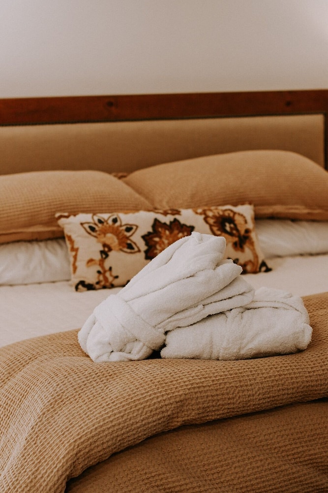 The Four Daughters Inn - photo 3