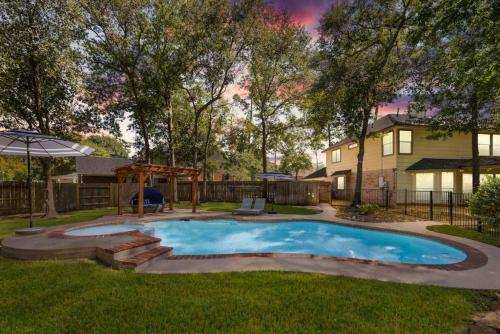 Spring TX 5BR Train Theme Heated Pool Hot Tub EV Ready Sleeps 16 — 4-Star Luxury Hotel in Spring, United States