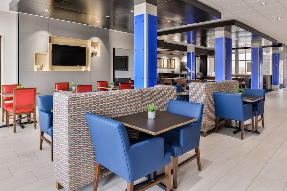 Holiday Inn Express & Suites Kansas City Lee's Summit by IHG - photo 37