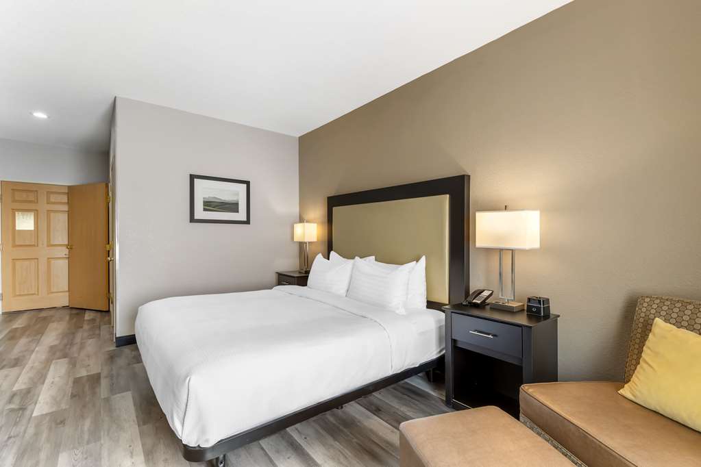 Best Western Plus Des Moines West Inn & Suites - photo 16
