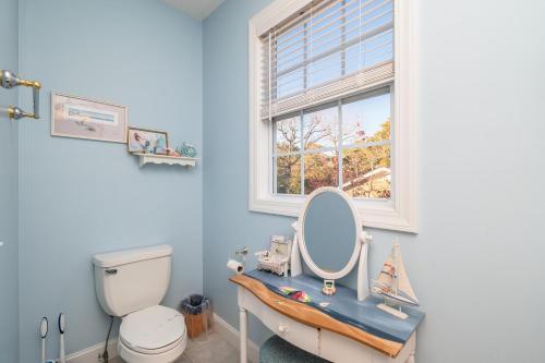 Woodlands Wonder by Oak Island Accommodations - photo 2