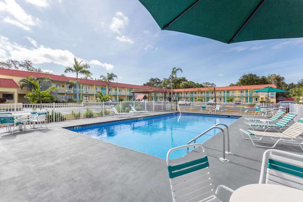 Super 8 by Wyndham Sarasota Near Siesta Key — hotel in Sarasota